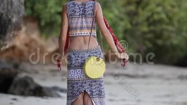 女士与时尚时尚的黄色藤袋海滩。 巴厘热带岛屿。 高清手提拉藤环保<strong>手提袋</strong>
